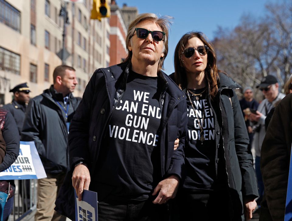 Der legendäre Musiker Paul McCartney bei der "March for Our Lives" Demonstration in New York. Auf seinem Shirt die Zeilen "Wir können Waffengewalt beenden"
