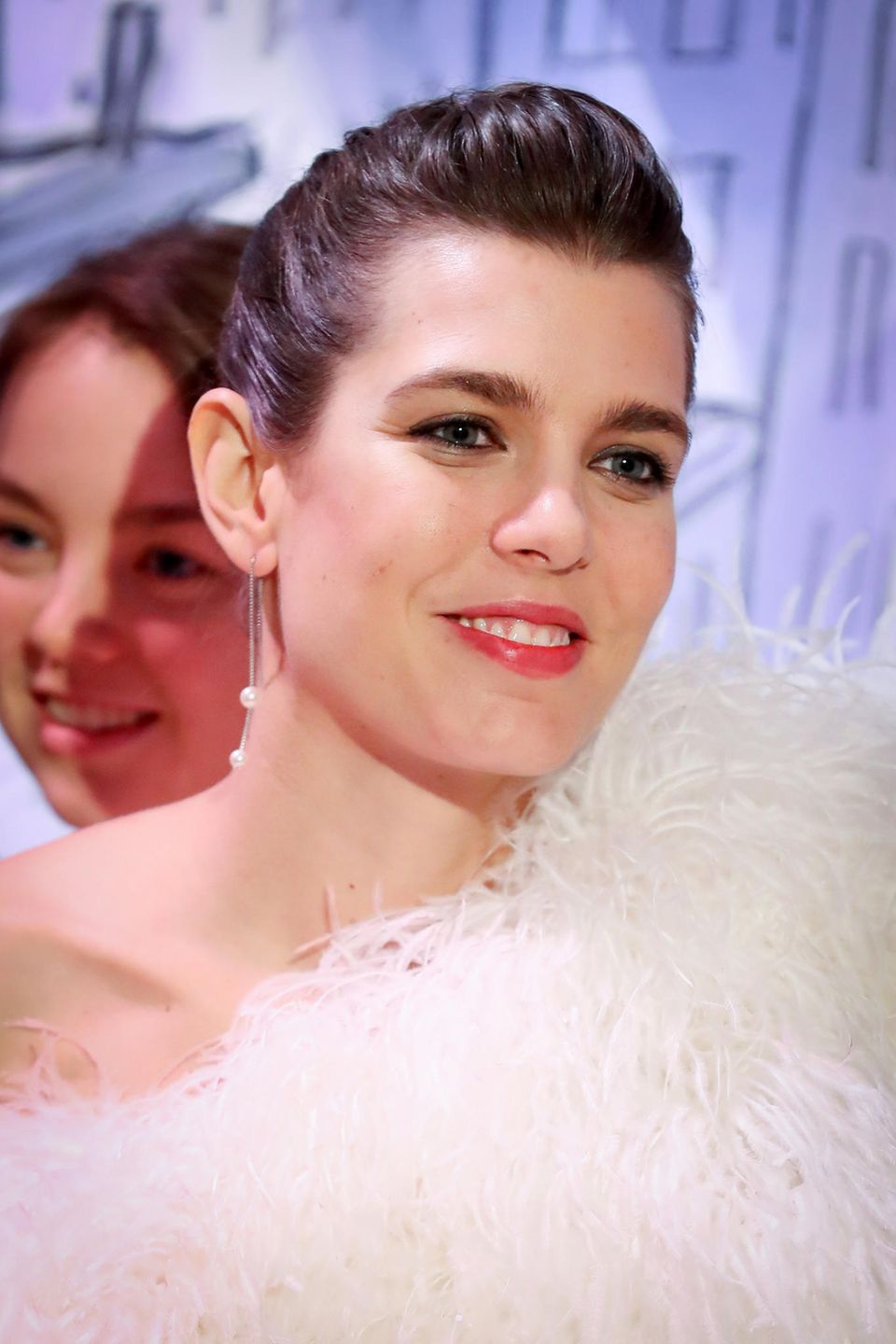 Beim jährlichen Rosenball in Monte Carlo erscheint Charlotte Casiraghi mit einem strahlenden Lächeln auf den Lippen. Ihr dunkles Haar trägt sie streng zurückgesteckt und an ihren Ohren baumeln filigrane Ohrringe mit Perlen. Auch ihr Kleid ist ein wahrer Hingucker... 