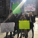 Auch Topmodel Toni Garrn (hier rechts im Bild), ist in New York zur Demonstration erschienen. 