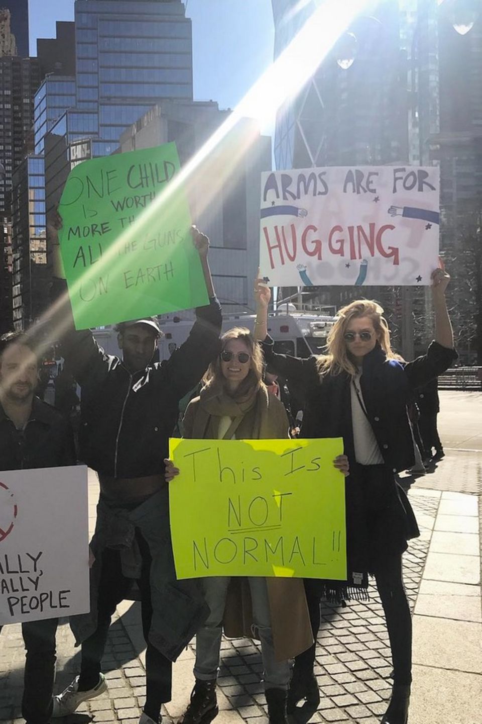 Auch Topmodel Toni Garrn (hier rechts im Bild), ist in New York zur Demonstration erschienen. 