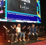 Bei einem Vortrag in Hamburg zeigt Lena, dass die hellen Heels mit Perlenapplikationen auch in Kombination mit einem legeren Outfit toll aussehen. Hier kombiniert sie die Schuhe für rund 740 Euro mit Jeans und weißem T-Shirt. 