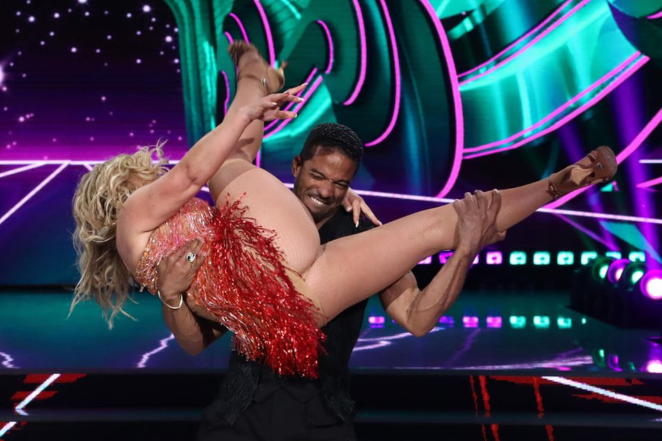 "Let's Dance" in Italien: Maykel Fonts versucht, Anastacia hochzuheben ... und damit, seinem Gesicht nach zu urteilen, so sein Problem. Macht nichts. Bei dem sexy Po von Anastacia merkt das eh keiner Maykel Fonts versucht, Anastacia hochzuheben ... und damit, seinem Gesicht nach zu urteilen, so sein Problem. Macht nichts. Bei dem sexy Po von Anastacia merkt das eh keiner