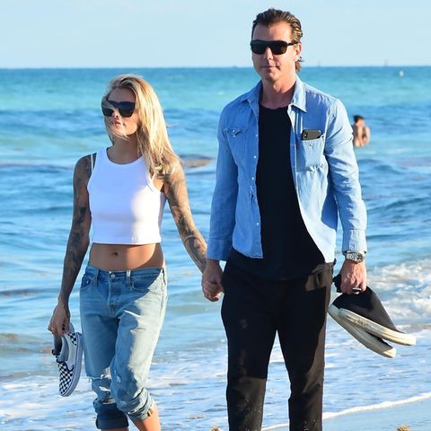 Sophia Thomalla und Gavin Rossdale gehen am Strand spazieren