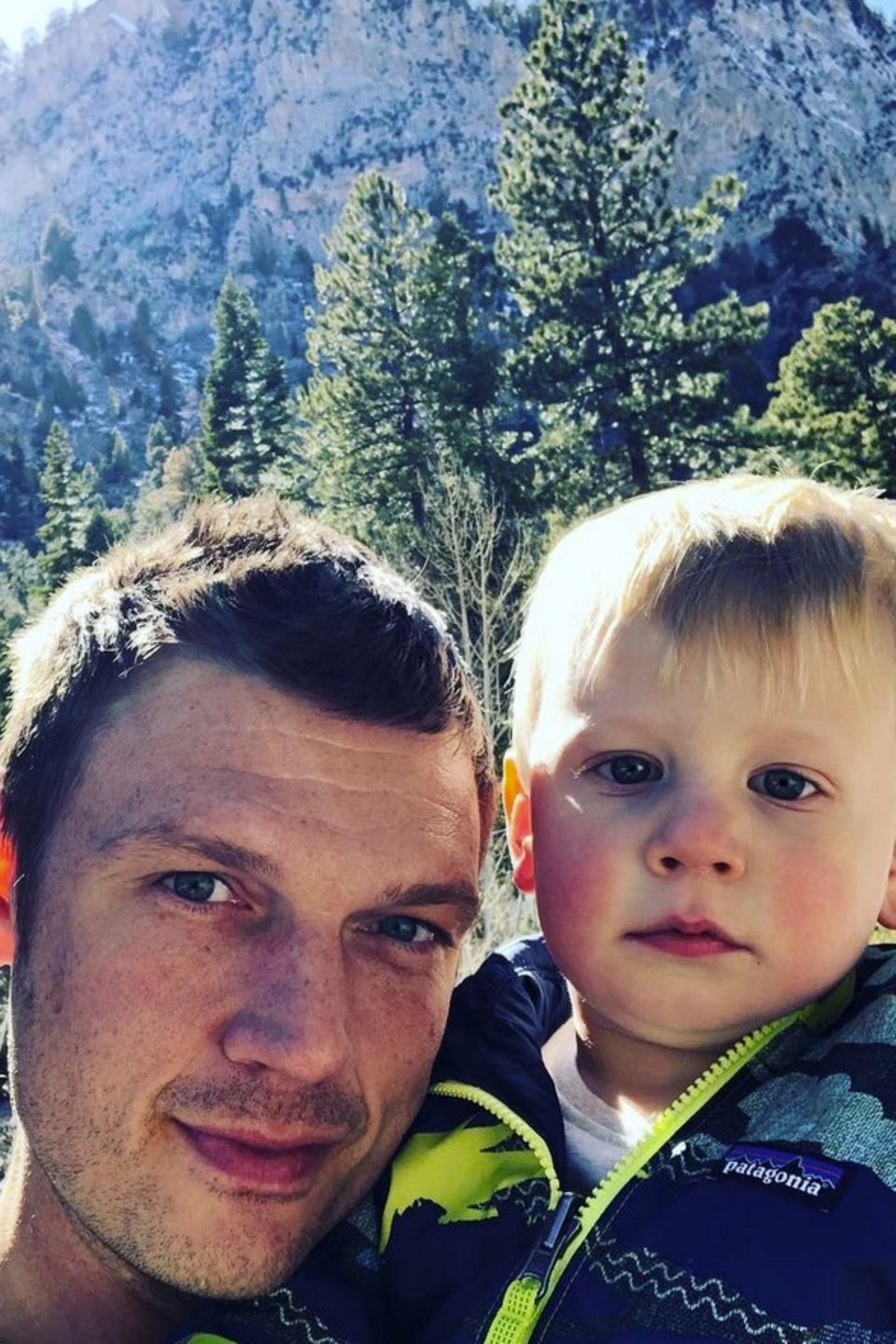 24. März 2018 Erster Familienausflug ins Grüne bei der Familie Carter. Stolz postet Backstreet-Boy Nick diesen niedlich Schnappschuss mit Söhnchen Odin Reign. 24. März 2018 Erster Familienausflug ins Grüne bei der Familie Carter. Stolz postet Backstreet-Boy Nick diesen niedlich Schnappschuss mit Söhnchen Odin Reign.