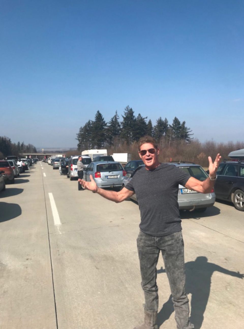 25. März 2018 Star-Power auf der deutschen Autobahn: Während eines Staus blockiert David Hasselhoff die Rettungsgasse auf der verzweifelten Suche nach seinem treuen "Knight Rider"-Weggefährten KITT. 25. März 2018 Star-Power auf der deutschen Autobahn: Während eines Staus blockiert David Hasselhoff die Rettungsgasse auf der verzweifelten Suche nach seinem treuen "Knight Rider"-Weggefährten KITT.