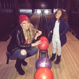 Mariah und Söhnchen Moroccan haben beim Bowlen sichtlich Spaß. 