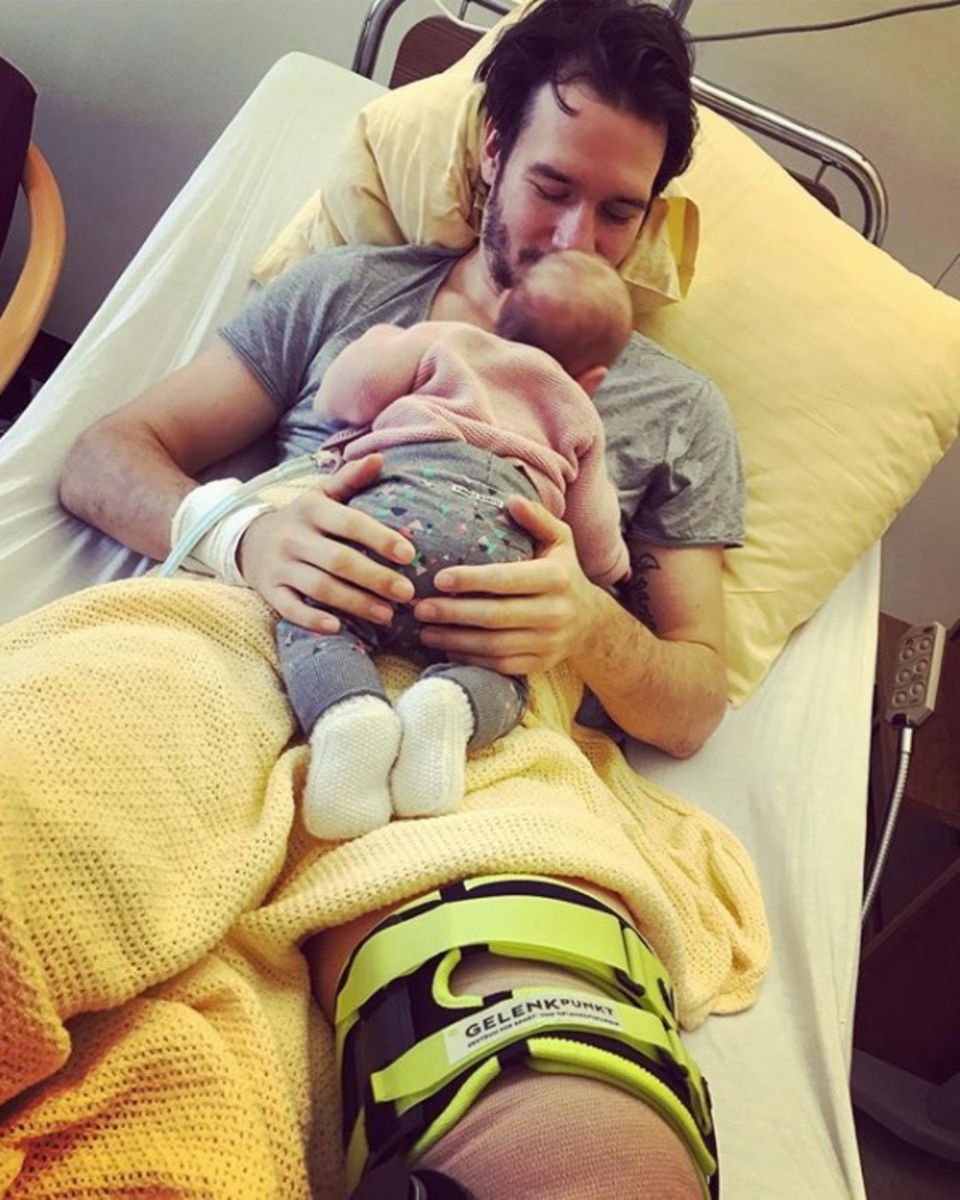 Skirennläufer Felix Neureuther muss wegen einer OP am Kreuzband ins Krankenbett. Töchterchen Matilda sorgt für den nötigen, süßen Trost. Skirennläufer Felix Neureuther muss wegen einer OP am Kreuzband ins Krankenbett. Töchterchen Matilda sorgt für den nötigen, süßen Trost.