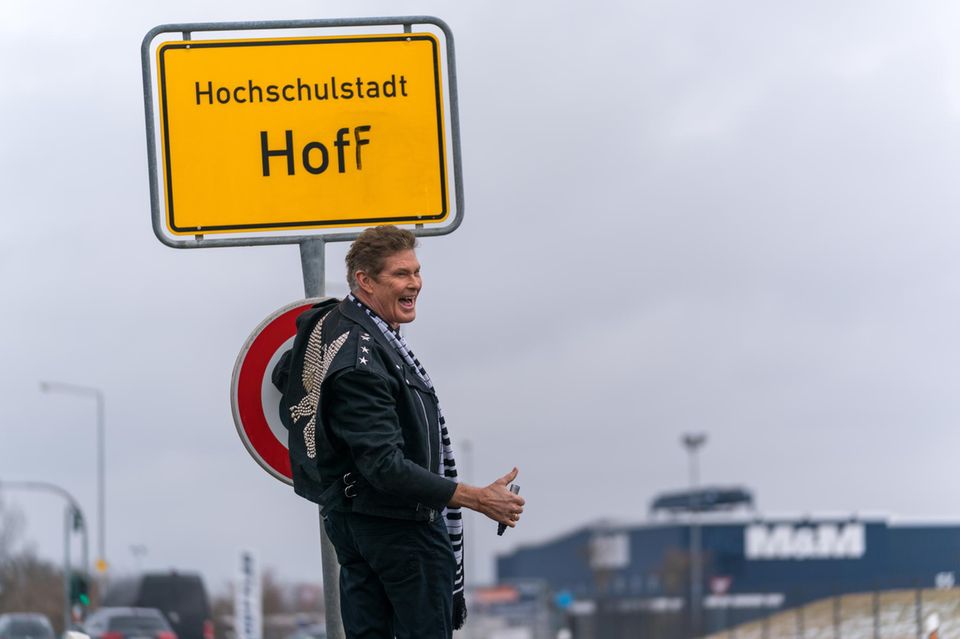 28. März 2018 Für verrückte Aktionen ist er immer zu haben: Baywatch-Star David Hasselhoff benannte kurzerhand bei seinem Besuch in der Carmen Nebel-Show die Stadt Hof in Hoff um. 28. März 2018 Für verrückte Aktionen ist er immer zu haben: Baywatch-Star David Hasselhoff benannte kurzerhand bei seinem Besuch in der Carmen Nebel-Show die Stadt Hof in Hoff um.