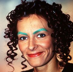 Von der Schuhverkäuferin zur Königin der Raver: Ihre grünen Augenbrauen und die verrückten Outfits sind genauso legendär wie ihre Techno-Version von "Over The Rainbow". Marusha war in den 90er Jahren eine echte Ikone. 