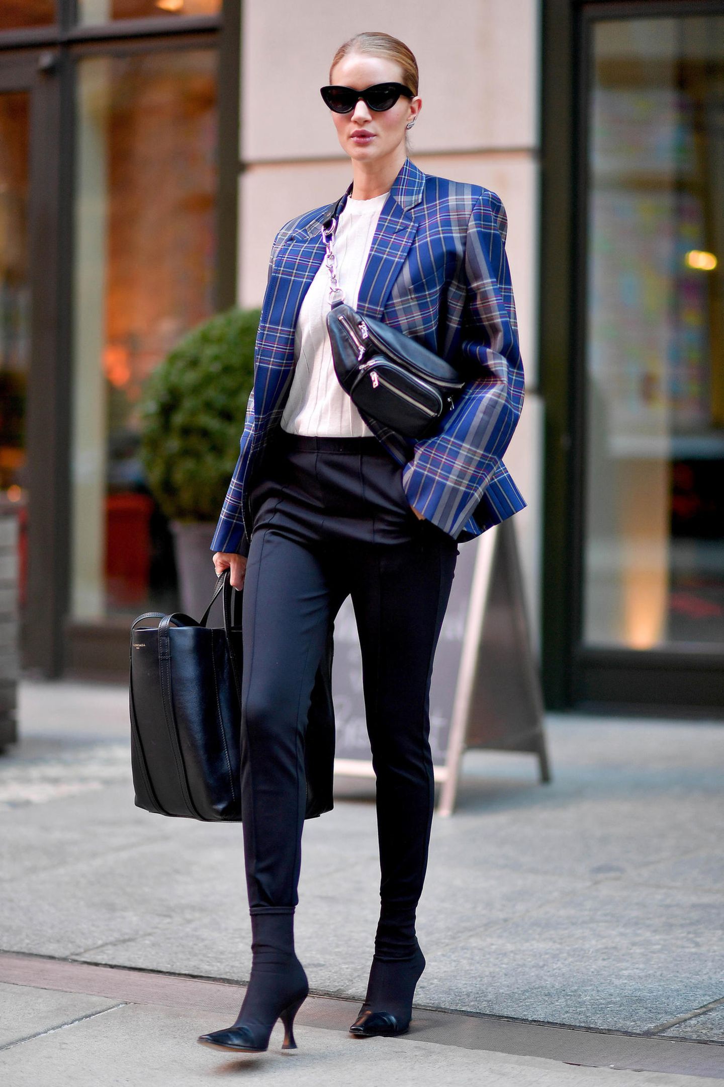 Oh là là! Im blau-karierten Lässig-Look flirtet Rosie sogar ein wenig mit den New Yorker Paparazzi.