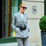 Bei Rosie Huntington-Whiteley sehen sogar Bauchtaschen stylisch aus. Diese von Chanel trägt sie zum karierten Anzug.