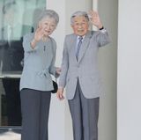 28. März 2018  Kaiserin Michiko und Kaiser Akihito winken vor ihrer Abreise nach Yonaguni Island auf dem Flughafen. Das kaiserliche Paar besucht zum ersten Mal den westlichsten Teil Japans.
