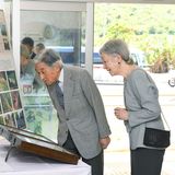 28. März 2018  In Yonaguni auf der Insel Okinawa angekommen, besichtigt das kaiserliche Pärchen eine Ausstellung von einheimischen Nachtfaltern. 