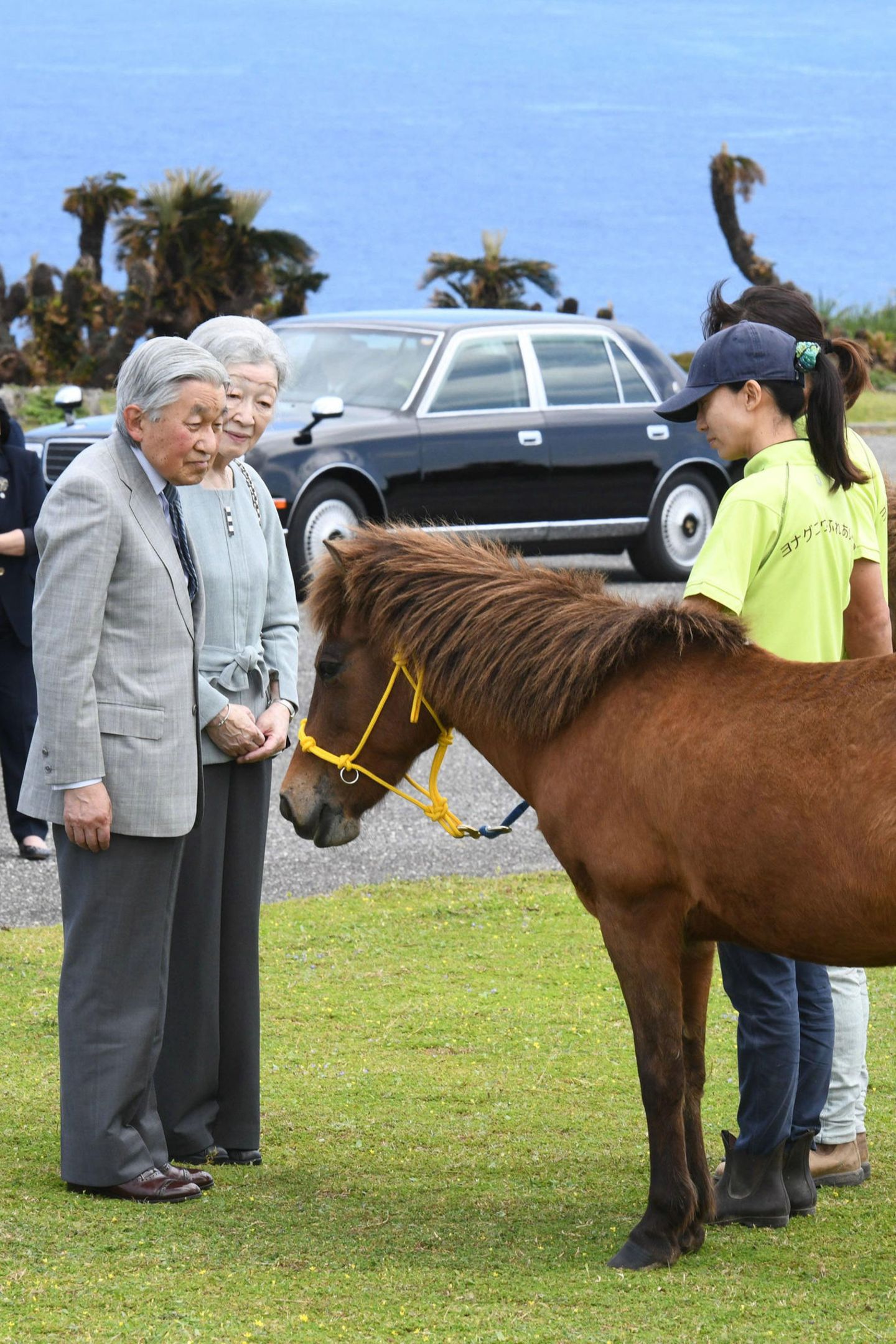 28. März 2018  Kaiserin Michiko und Kaiser Akihito beobachten einheimische Pferde auf einer Ranch auf der Insel Yonaguni im Süden Japans.