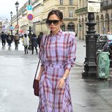 Pretty in Paris! Victoria Beckham genießt im fliederfarbenen Karo-Look den Frühling in der Modemetropole.