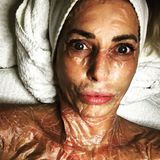 Giulia Siegel sagt unter diesem Instagram-Foto selbst, dass sie alles für ihre Haut tut. Sogar wenn die Beauty-Maske beim Trocknen lustige Falten schlägt.