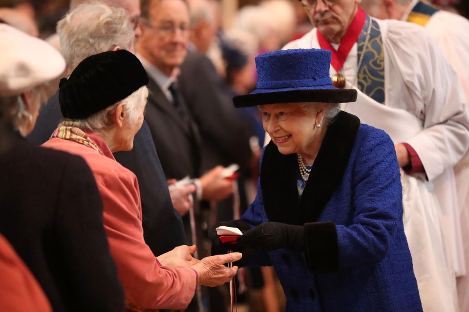 Die Queen verteilt eine kleine Spende an Bedürftige 