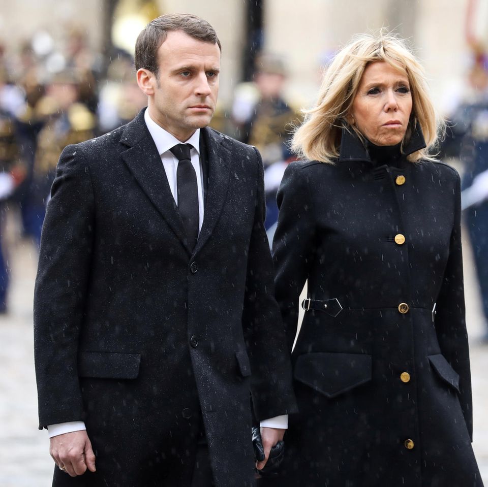 Emmanuel und Brigitte Macron traurig am 28. März in Paris