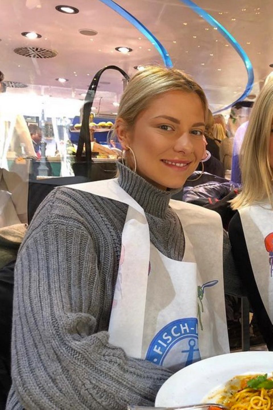 Die Pahde-Zwillinge Cheyenne und Valentina haben es sich in einem Fisch-Restaurant gemütlich gemacht und wünschen ihren Fans schöne Ostertage. Die Pahde-Zwillinge Cheyenne und Valentina haben es sich in einem Fisch-Restaurant gemütlich gemacht und wünschen ihren Fans schöne Ostertage.
