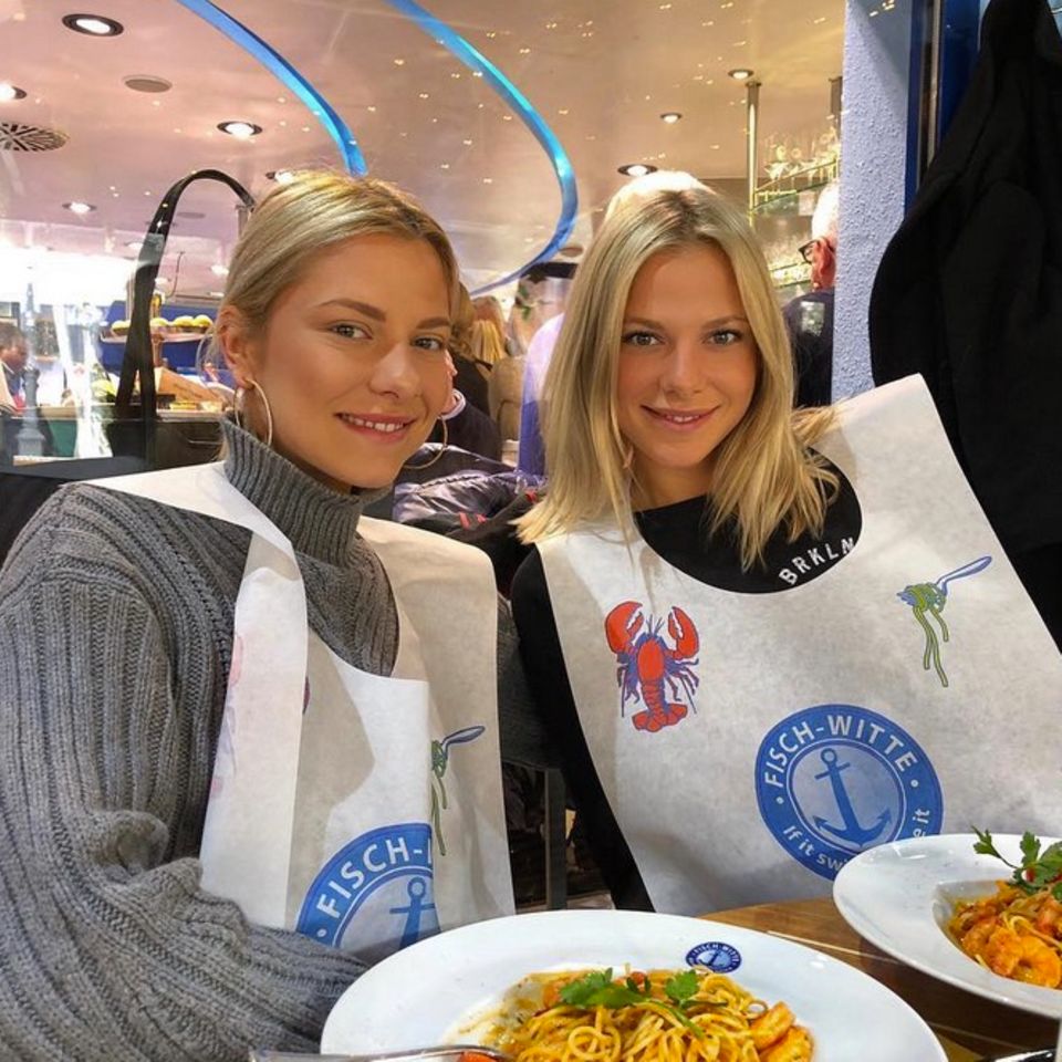 Die Pahde-Zwillinge Cheyenne und Valentina haben es sich in einem Fisch-Restaurant gemütlich gemacht und wünschen ihren Fans schöne Ostertage. 