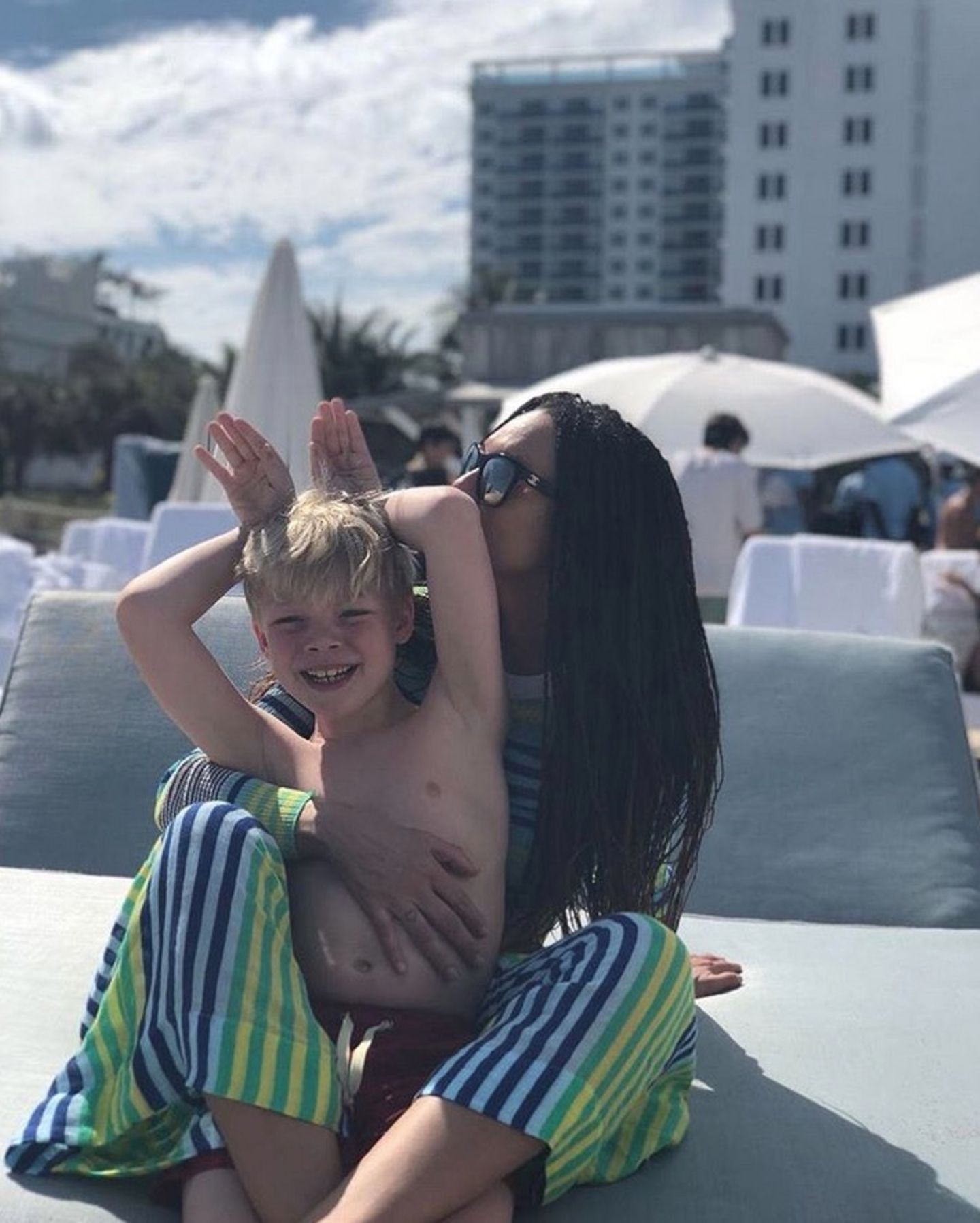 Lily Becker verbringt mit Söhnchen Amadeus die Feiertage im warmen Miami und wünscht über Instagram Frohe Ostern. 