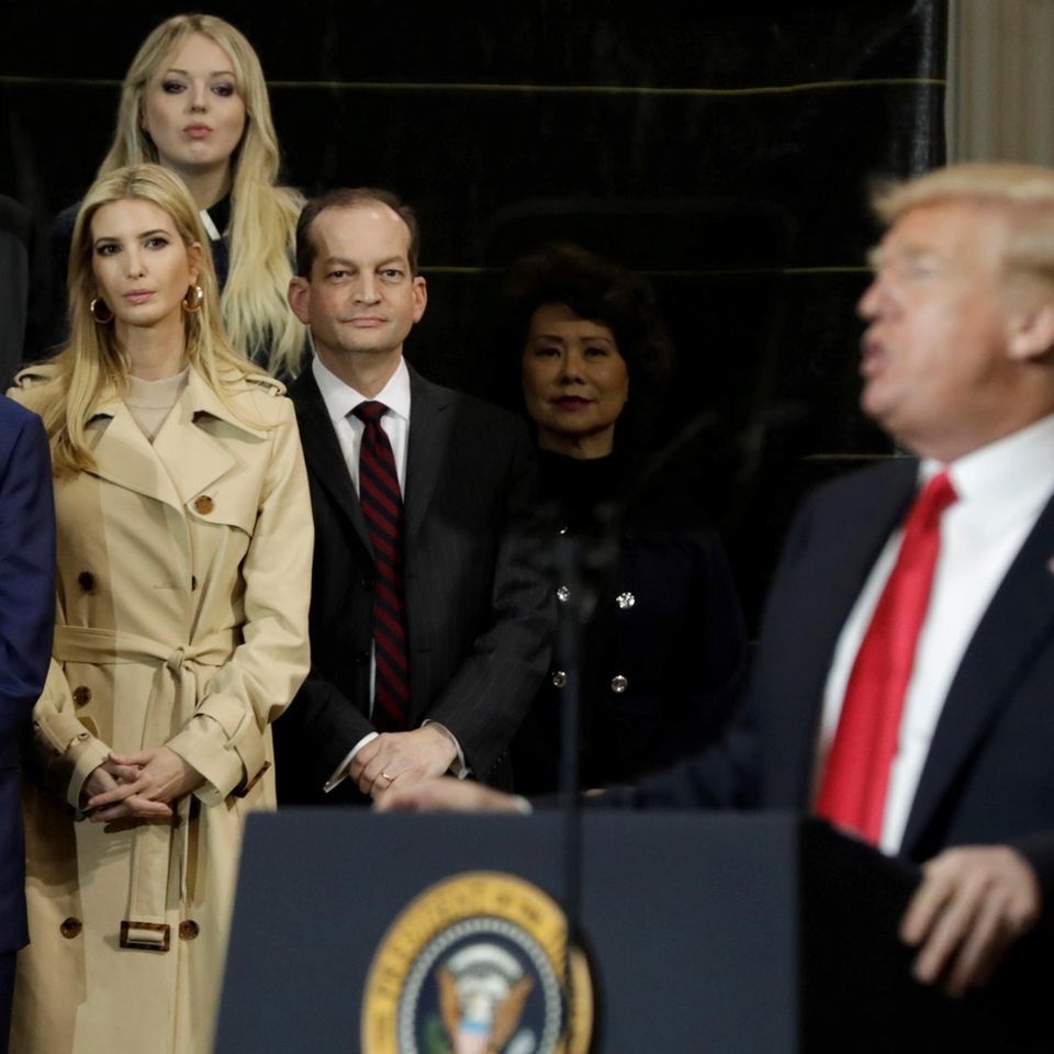 Vor seinen Töchtern Ivanka (vorne) und Tiffany hinten) hält Donald Trump am 29. März 2018 eine Rede in Richfield, Ohio.