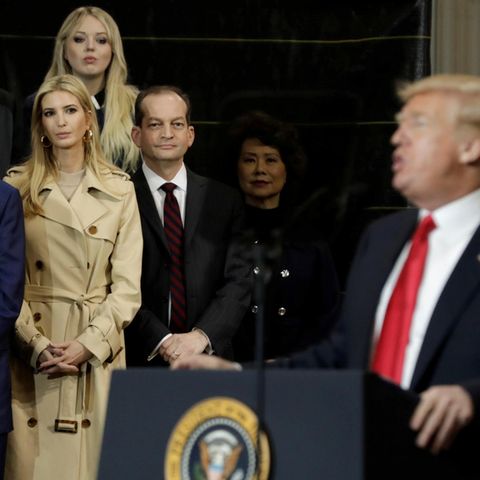 Vor seinen Töchtern Ivanka (vorne) und Tiffany hinten) hält Donald Trump am 29. März 2018 eine Rede in Richfield, Ohio.