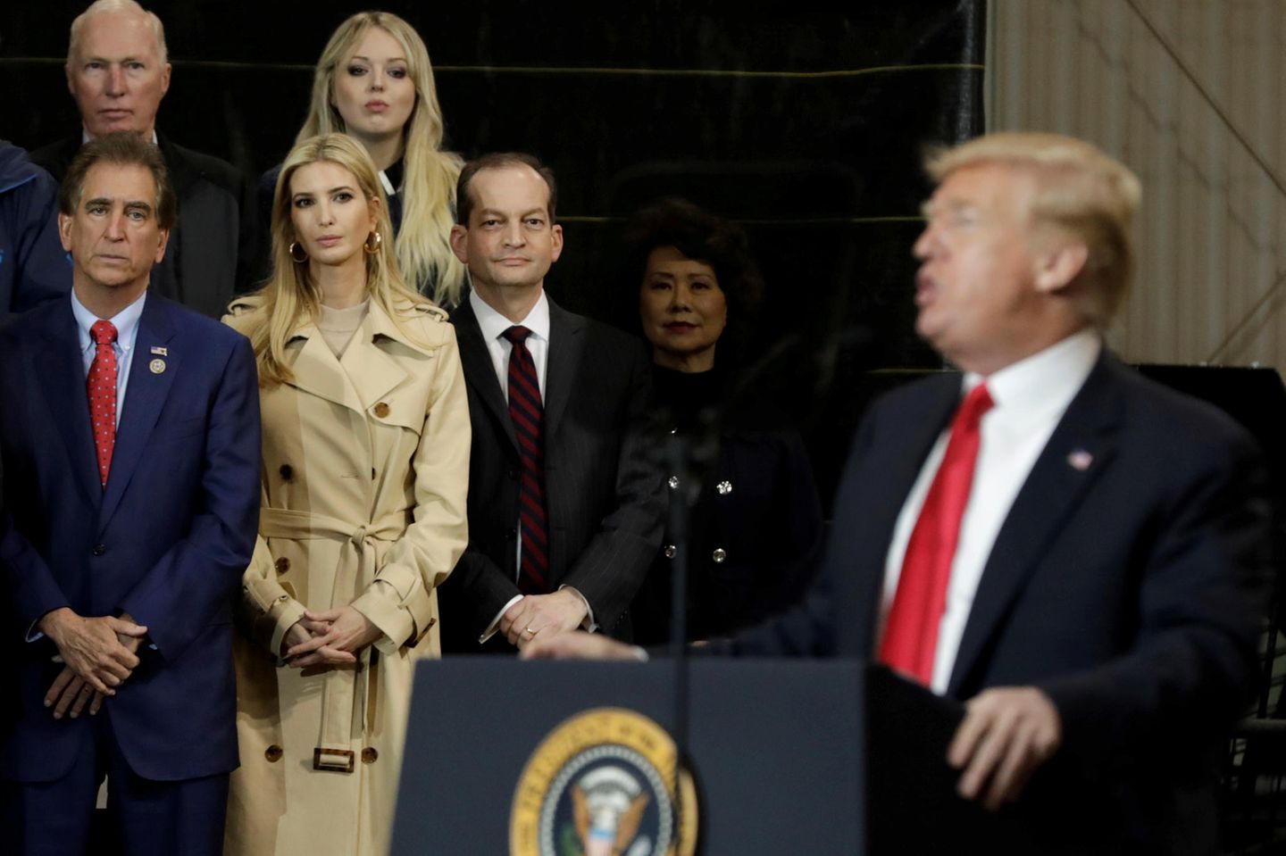 Vor seinen Töchtern Ivanka (vorne) und Tiffany hinten) hält Donald Trump am 29. März 2018 eine Rede in Richfield, Ohio.