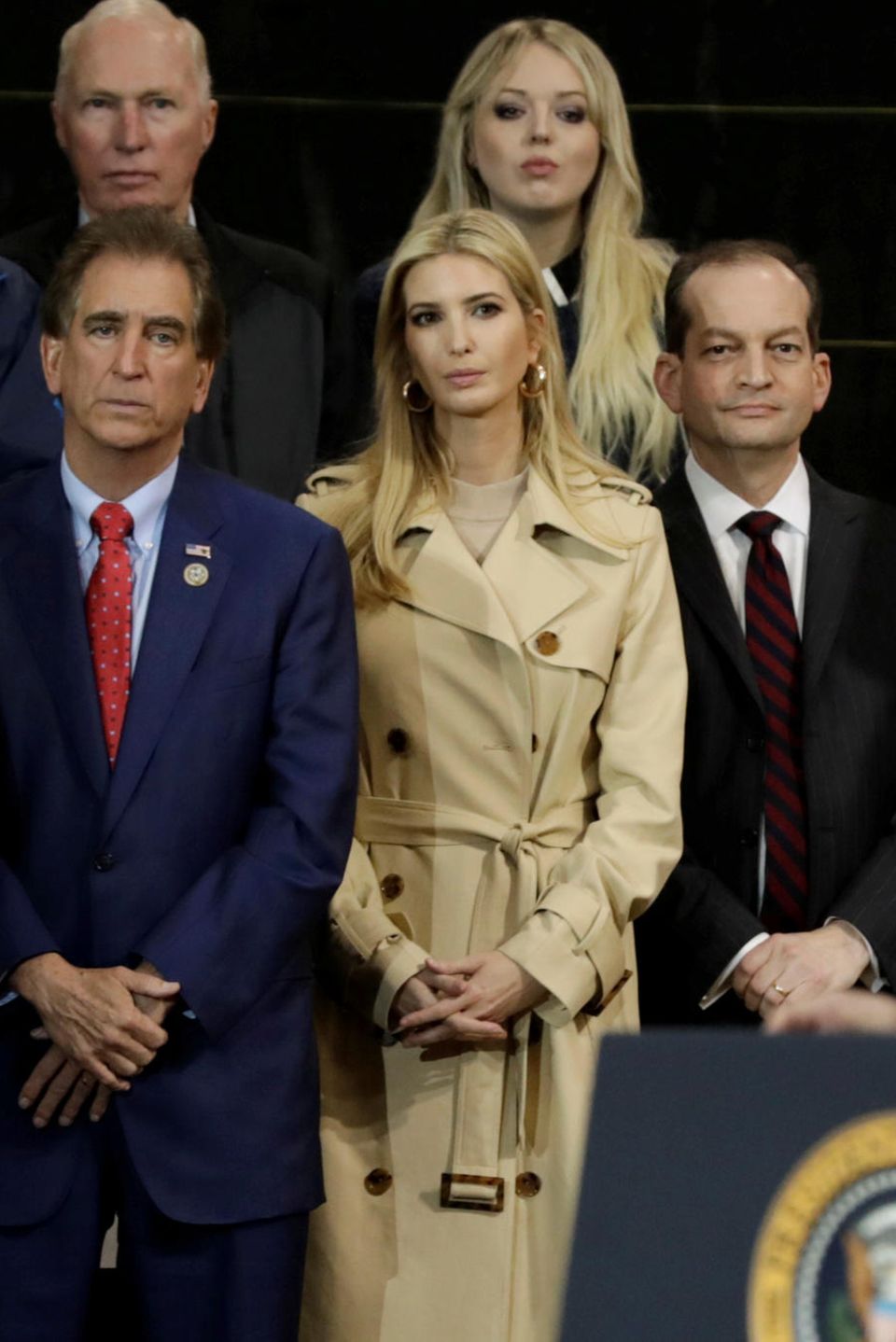 Vor seinen Töchtern Ivanka (vorne) und Tiffany hinten) hält Donald Trump am 29. März 2018 eine Rede in Richfield, Ohio.