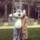 Frohe Ostergrüße sendet auch Hollywood-Star Gwyneth Paltrow. Die Blondine ist auf dem Bild mit einem süßen Plüschhasen zu sehen. 