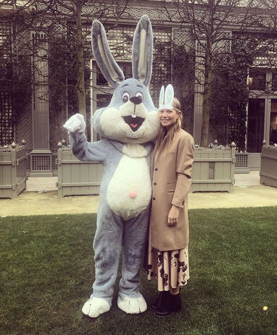 Frohe Ostergrüße sendet auch Hollywood-Star Gwyneth Paltrow. Die Blondine ist auf dem Bild mit einem süßen Plüschhasen zu sehen. Frohe Ostergrüße sendet auch Hollywood-Star Gwyneth Paltrow. Die Blondine ist auf dem Bild mit einem süßen Plüschhasen zu sehen.