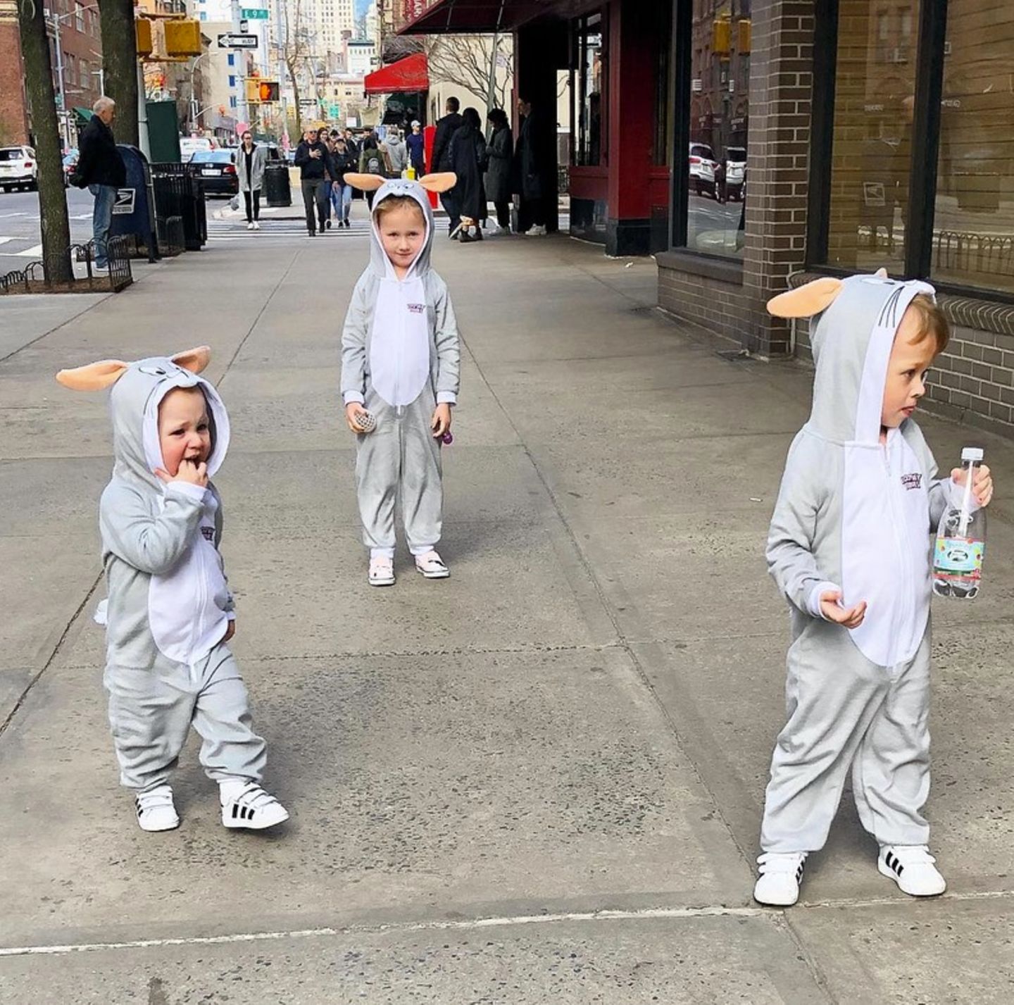 Kleine Osterhasen mitten in New York. Hilaria Baldwin sendet über Instagram süße Ostergrüße. Die drei Kids Carmen, Leonardo und Rafael haben sich in zuckersüße Osterkostüme geworfen und laufen durch die Stadt. 
