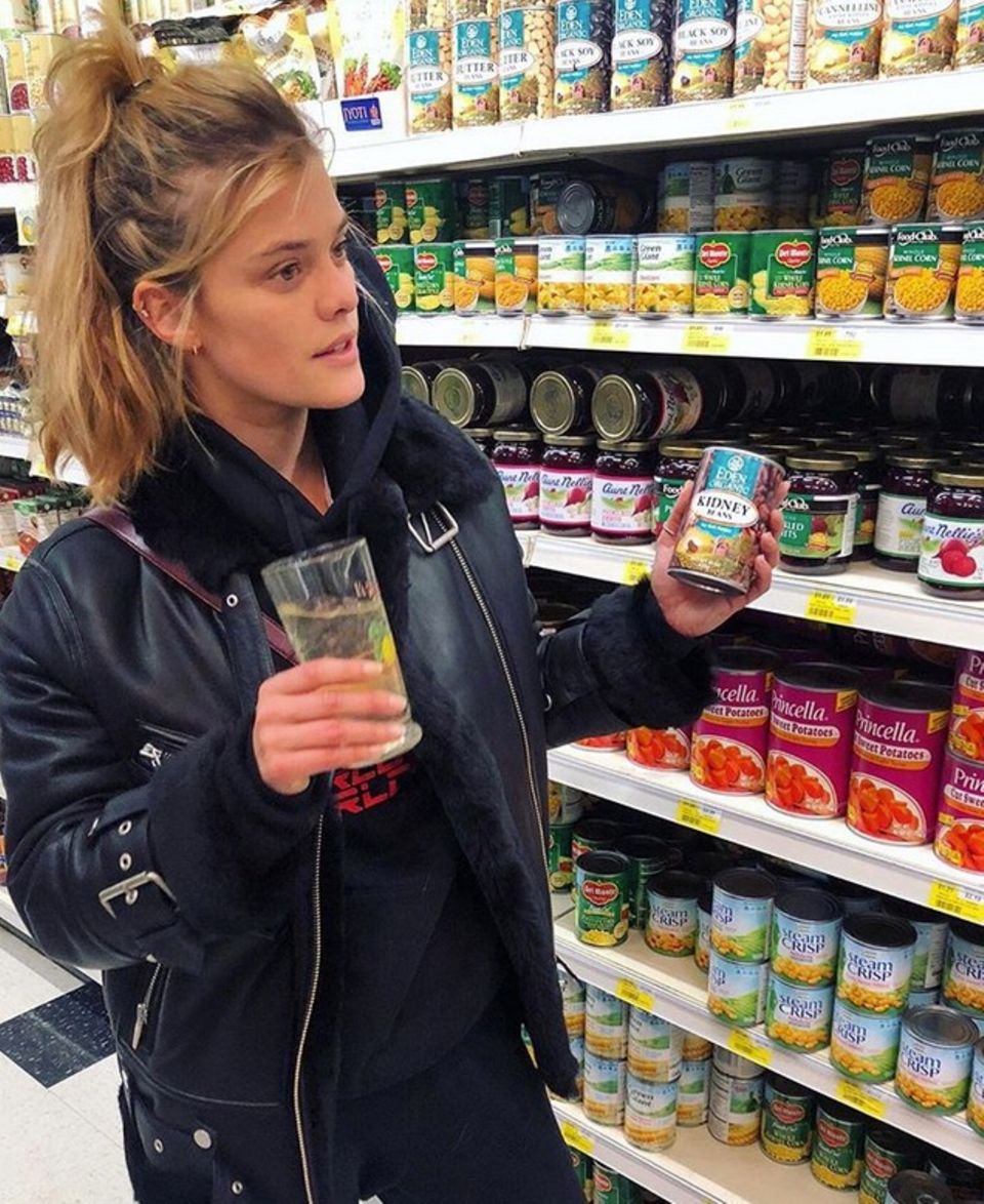 Vielleicht die Bohnen oder doch lieber den Mais? Nina Agdal kann sich zwischen den vielen Konserven nicht entscheiden. Vielleicht die Bohnen oder doch lieber den Mais? Nina Agdal kann sich zwischen den vielen Konserven nicht entscheiden.