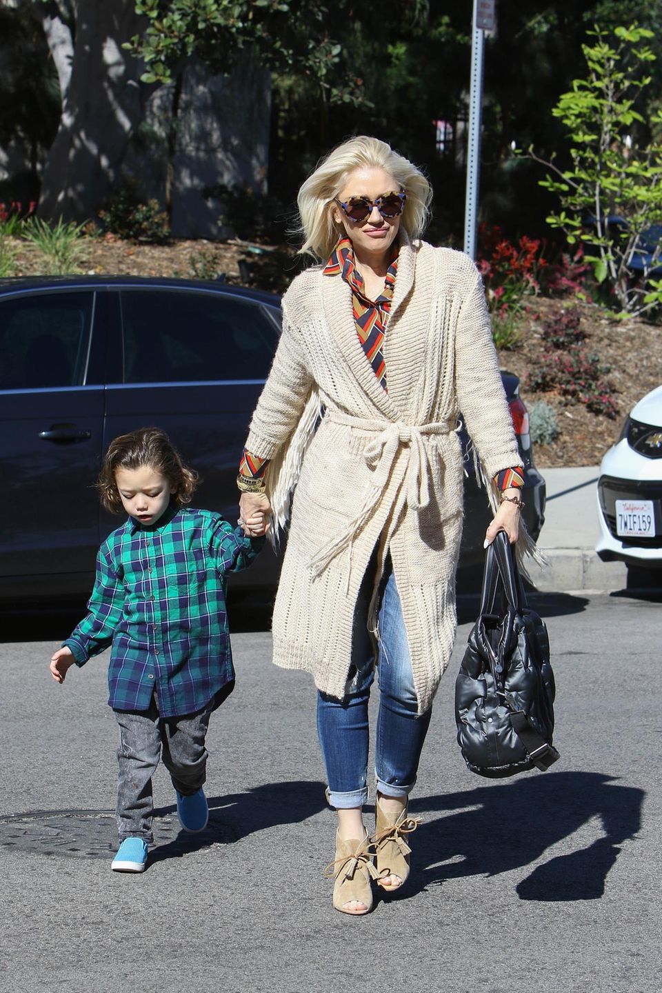 4. März 2018 Stylisch wie immer ist Gwen Stefani mit Söhnchen Apollo mal wieder auf dem Weg in die Kirche. Der kleine Apollo trägt die Harre lässig nach hinten gegelt. 4. März 2018 Stylisch wie immer ist Gwen Stefani mit Söhnchen Apollo mal wieder auf dem Weg in die Kirche. Der kleine Apollo trägt die Harre lässig nach hinten gegelt.