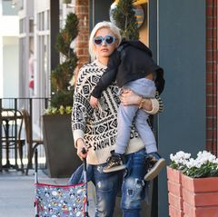 20. Februar 2018  Na, hat da einer keine Lust mehr zu laufen? Der kleine Apollo lässt sich von Mama Gwen Stefani durch Los Angeles tragen. 