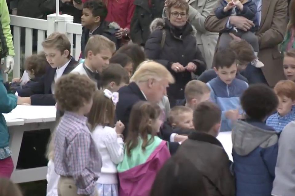 Donald Trump verteilt am Ostermontag 2018 Autogramme an Kinder 