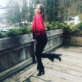 Dem tristen Osterwetter entgegnet Cathy Hummels mit einem knalligen Pullover. Gut gelaunt posiert sie vor der Kamera - von solchen sympathischen Posts wollen wir mehr!