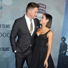 Ganz verliebt sieht Channing Tatum seine Jenna im schwarzen Kleid von Christian Siriano an, das perfekt zu seinem Anzug passt. So zeigten sich die beiden noch bei der Premiere von "War-Dog" im November 2017.