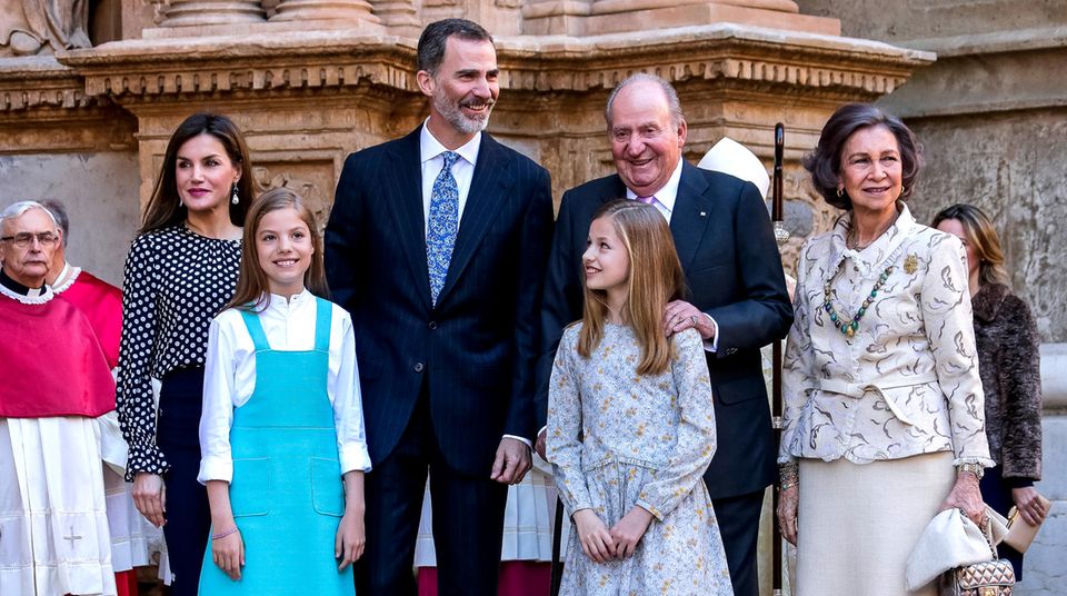 1. April 2018   Auf der Ostermesse in Palma de Mallorca entsteht dieses tolle Familienfoto: Königin Letizia, Prinzessin Leonor, König Felipe, Prinzessin Sofia, König Juan Carlos und Königin Sofia strahlen.