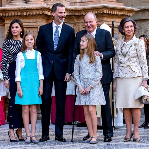 1. April 2018   Auf der Ostermesse in Palma de Mallorca entsteht dieses tolle Familienfoto: Königin Letizia, Prinzessin Leonor, König Felipe, Prinzessin Sofia, König Juan Carlos und Königin Sofia strahlen.