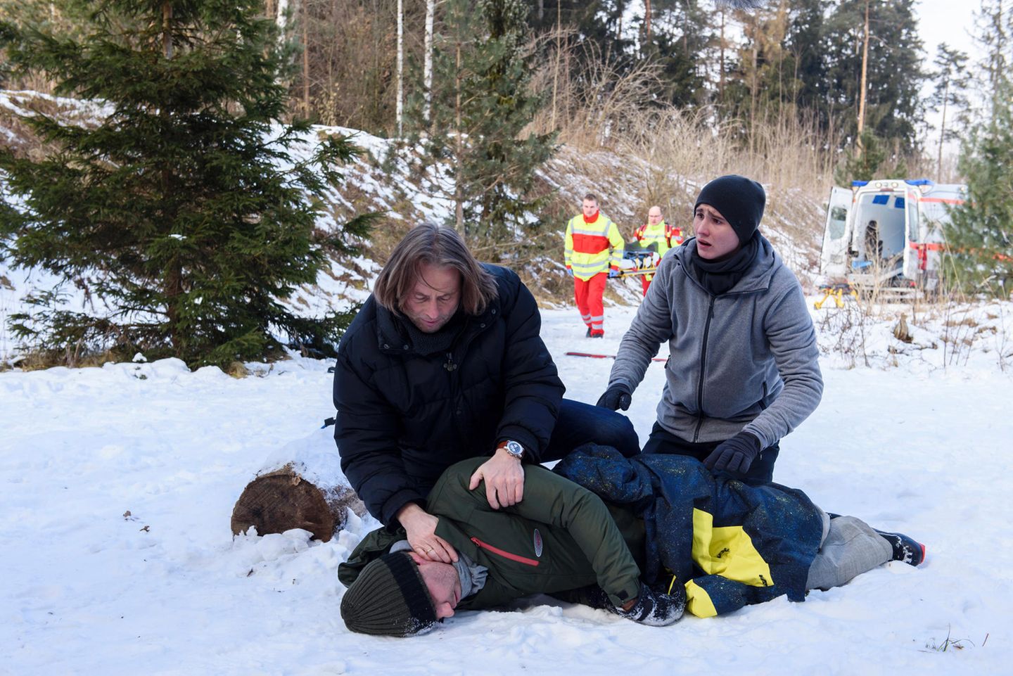 Fabien (Lukas Schmidt, r.) hofft innständig, dass Michael (Erich Altenkopf, l.) Nils (Florian Stadler, liegend) retten kann