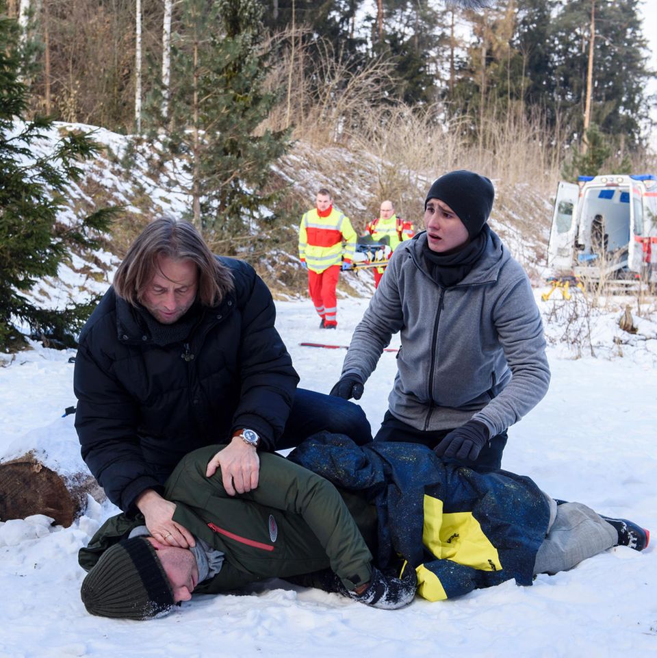 Fabien (Lukas Schmidt, r.) hofft innständig, dass Michael (Erich Altenkopf, l.) Nils (Florian Stadler, liegend) retten kann