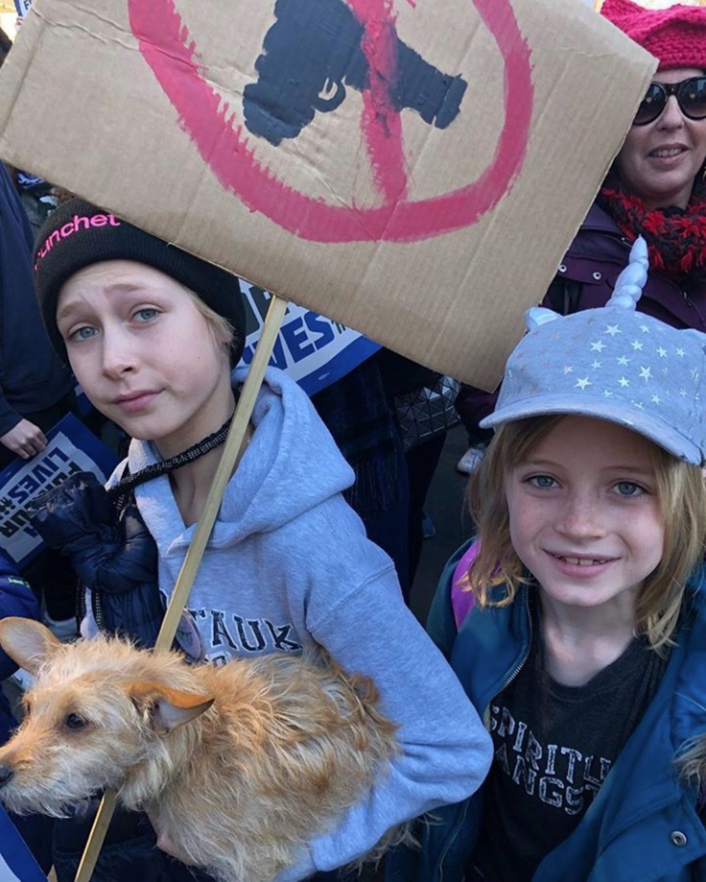24. März 2018   Stolz postet Schauspieler Liev Schreiber ein Foto seiner Kids: Gemeinsam nehmen sie am "March for Our Lives" teil, einer Demonstration für wirksame Maßnahmen zur Kontrolle von Schusswaffen in privaten Händen.