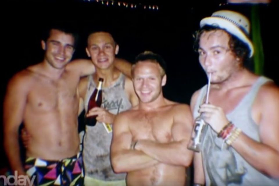 Leichtsinnige Wette: Sam (zweiter von links) mit 19 Jahren und seine Freunde. Sam (zweiter von links) mit 19 Jahren und seine Freunde.