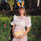Mit XXL-Babykugel, Hasenohren und einem halbtransparenten Spitzenkleid posiert Bonnie Strange für die Kamera. Ihren Osterurlaub verbringt sie entspannt auf Ibiza, im Mai soll ihr erstes Kind mit Freund Leebo Freeman zur Welt kommen.