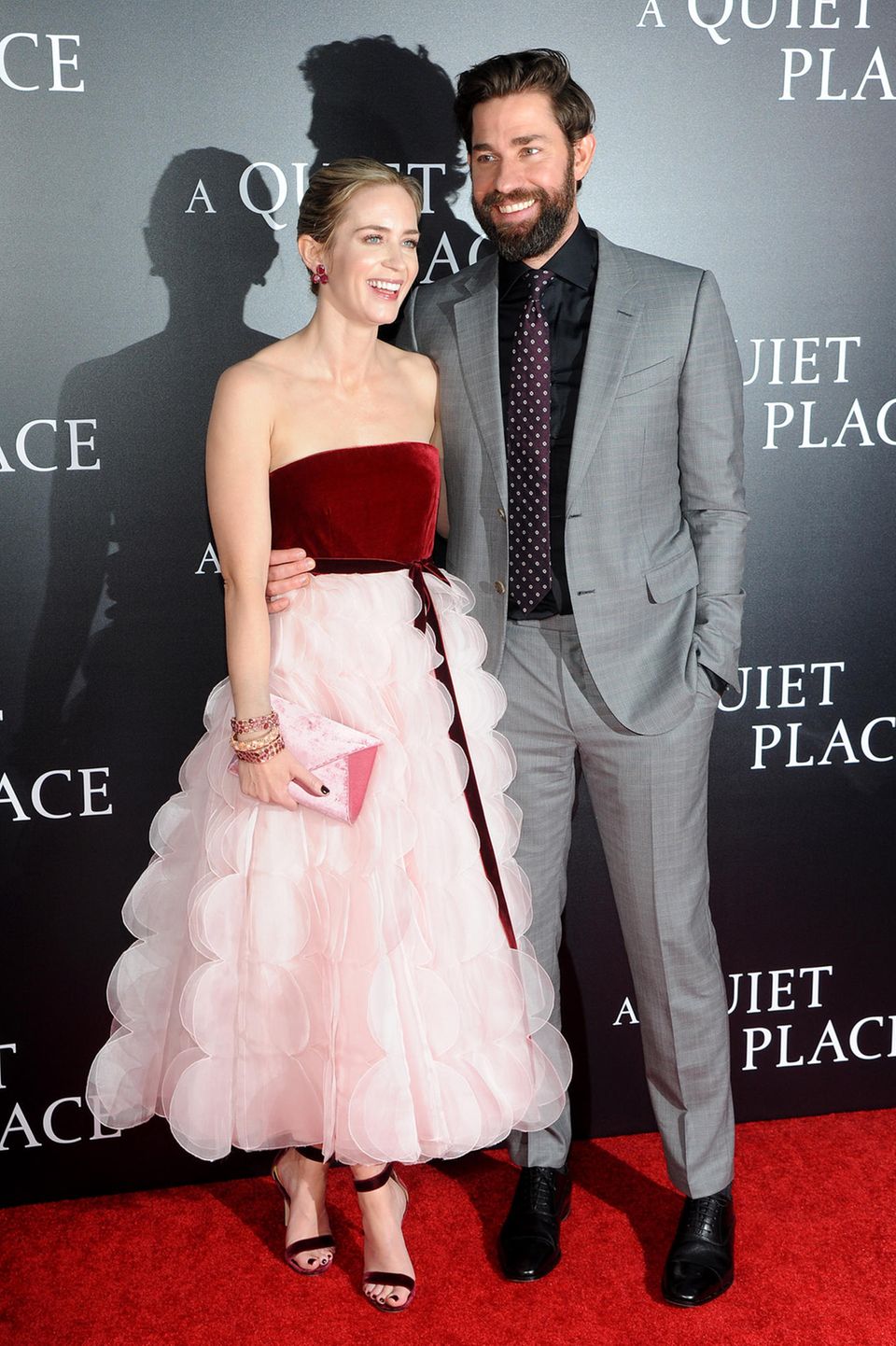 Emily Blunt und John Krasinki sind wirklich ein Vorzeige-Paar, erst recht auf dem roten tepich. Bei der Premiere von "A Quiet Place" in New York bezaubert sie im verspielten Samt-und Tüll-Kleid von Oscar de la Renta, während in grauem Anzug dezent seine Frau strahlen lässt. Emily Blunt und John Krasinki sind wirklich ein Vorzeige-Paar, erst recht auf dem roten tepich. Bei der Premiere von "A Quiet Place" in New York bezaubert sie im verspielten Samt-und Tüll-Kleid von Oscar de la Renta, während in grauem Anzug dezent seine Frau strahlen lässt.