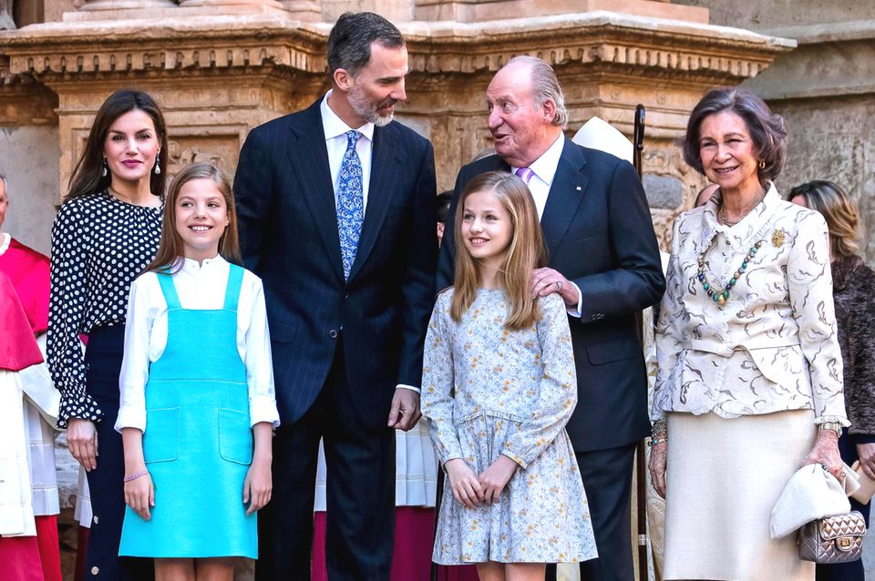 König Felipe: König Felipe und sein Vater sprechen nach dem Gottesdienst. König Juan Carlos soll seinen Sohn gebeten haben, den Vorfall anzusprechen. König Felipe und sein Vater sprechen nach dem Gottesdienst. König Juan Carlos soll seinen Sohn gebeten haben, den Vorfall anzusprechen.