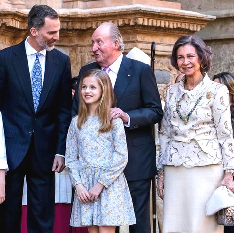 König Felipe und sein Vater sprechen nach dem Gottesdienst. König Juan Carlos soll seinen Sohn gebeten haben, den Vorfall anzusprechen. 