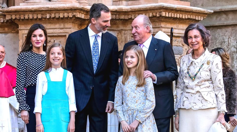 König Felipe und sein Vater sprechen nach dem Gottesdienst. König Juan Carlos soll seinen Sohn gebeten haben, den Vorfall anzusprechen. 