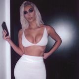 Fakt ist: Die Frau von Rapper Kanye West weiß genau, wie sie zu Posen hat, um sich bestmöglich in Szene zu setzen. Ob bei den tollen Kurven von Kim Kardashian außer guten Posing-Ticks auch noch andere Faktoren eine Rolle spielen, ist ein anderes Thema. 
